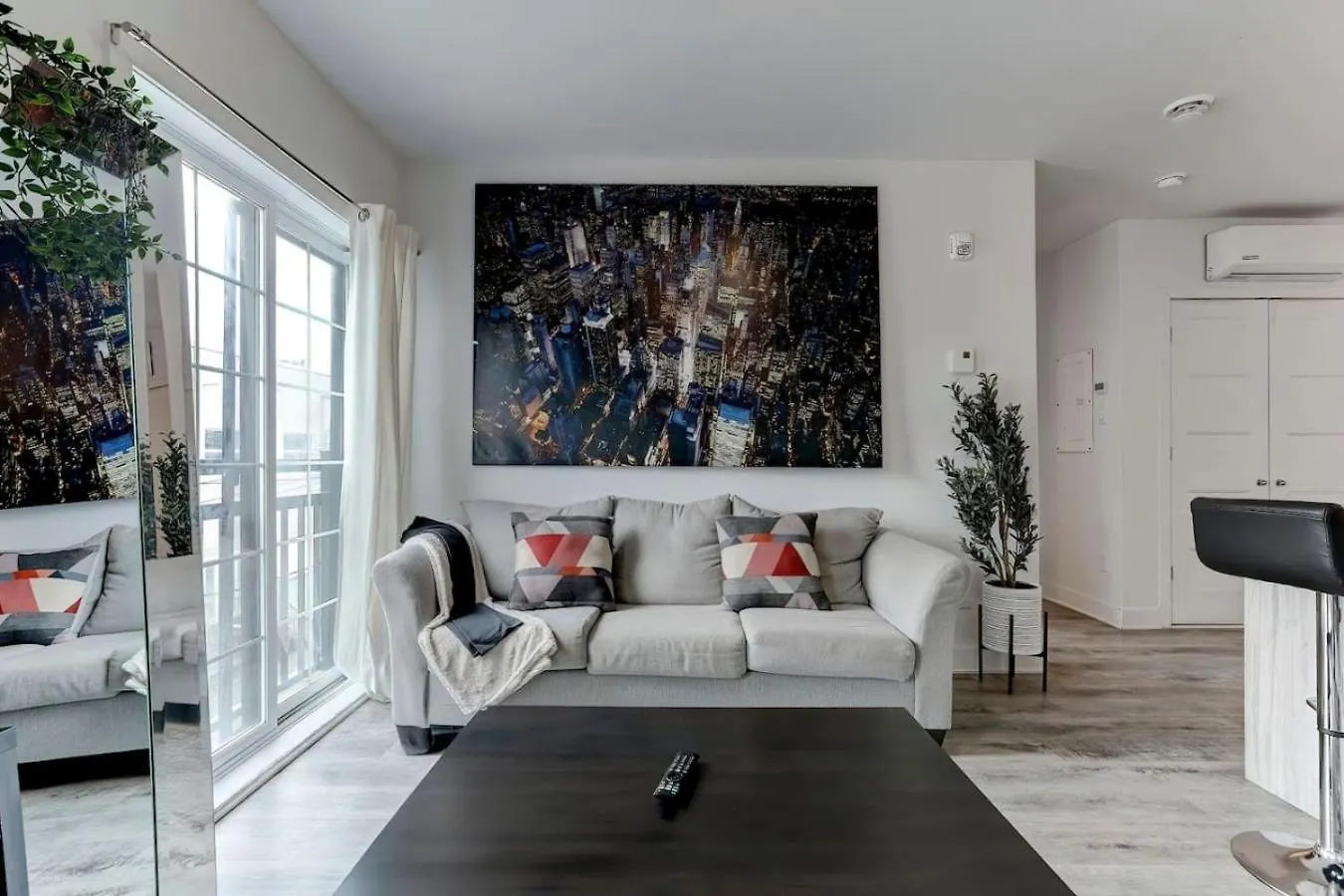 Modern 3 Bedroom Condo In Griffintown Montréal