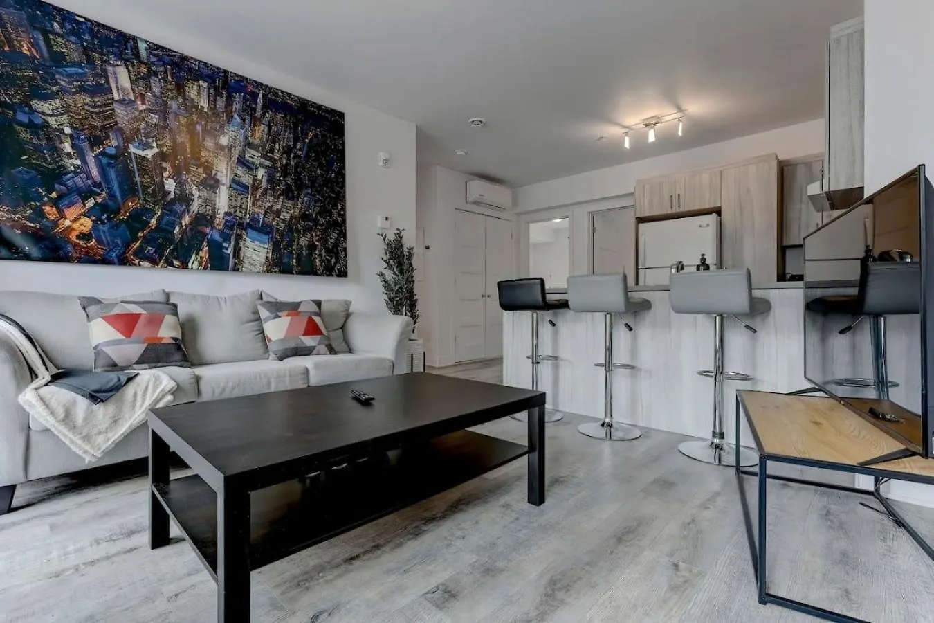 Modern 3 Bedroom Condo In Griffintown Montréal Canada
